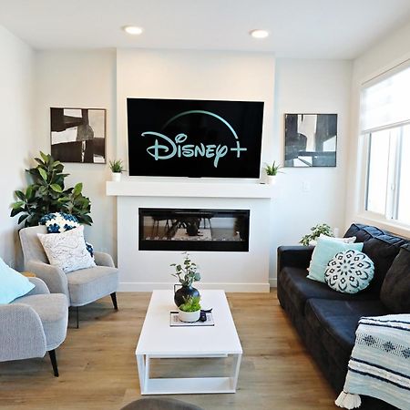 Stylish Home With 3 King Beds,Garage,Disney+ エドモントン エクステリア 写真