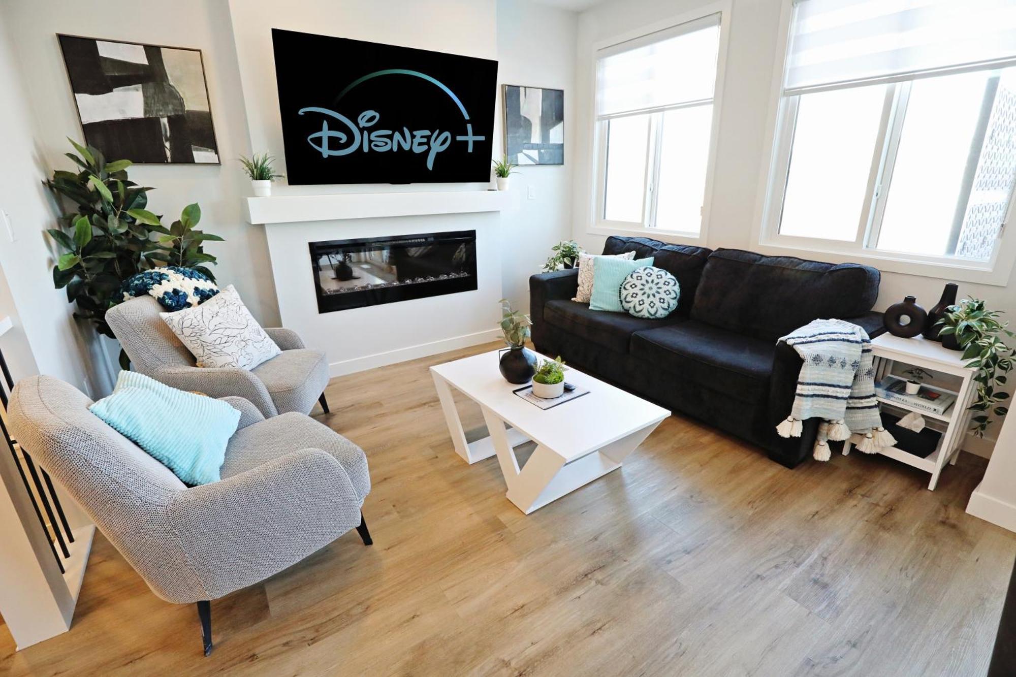 Stylish Home With 3 King Beds,Garage,Disney+ エドモントン エクステリア 写真